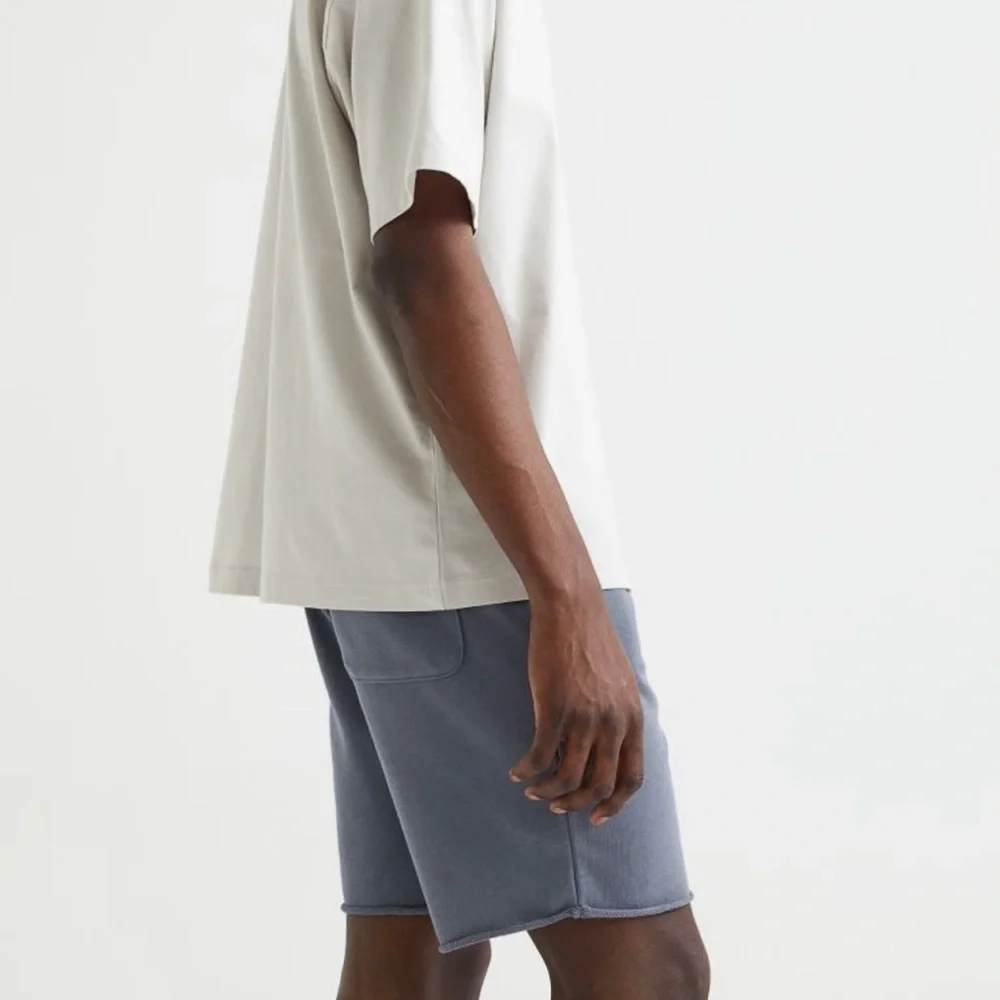 Mens H&M Regular-Fit Raw-Edge Hem French Terry Sweat Shorts - Dark Grey - Size M - Picture 7 of 11